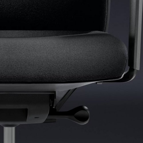 Das Foto zeigt die Detailaufnahme einer Vorderansicht eines ergonomischen Bürostuhls auf Sitzhöhe. Die schwarze, weiche Polsterung bietet eine optimale Sitzfläche. Der Stuhl ist an einem Griff höhenverstellbar und auch die schwarzen Armlehnen lassen sich manuell justieren.